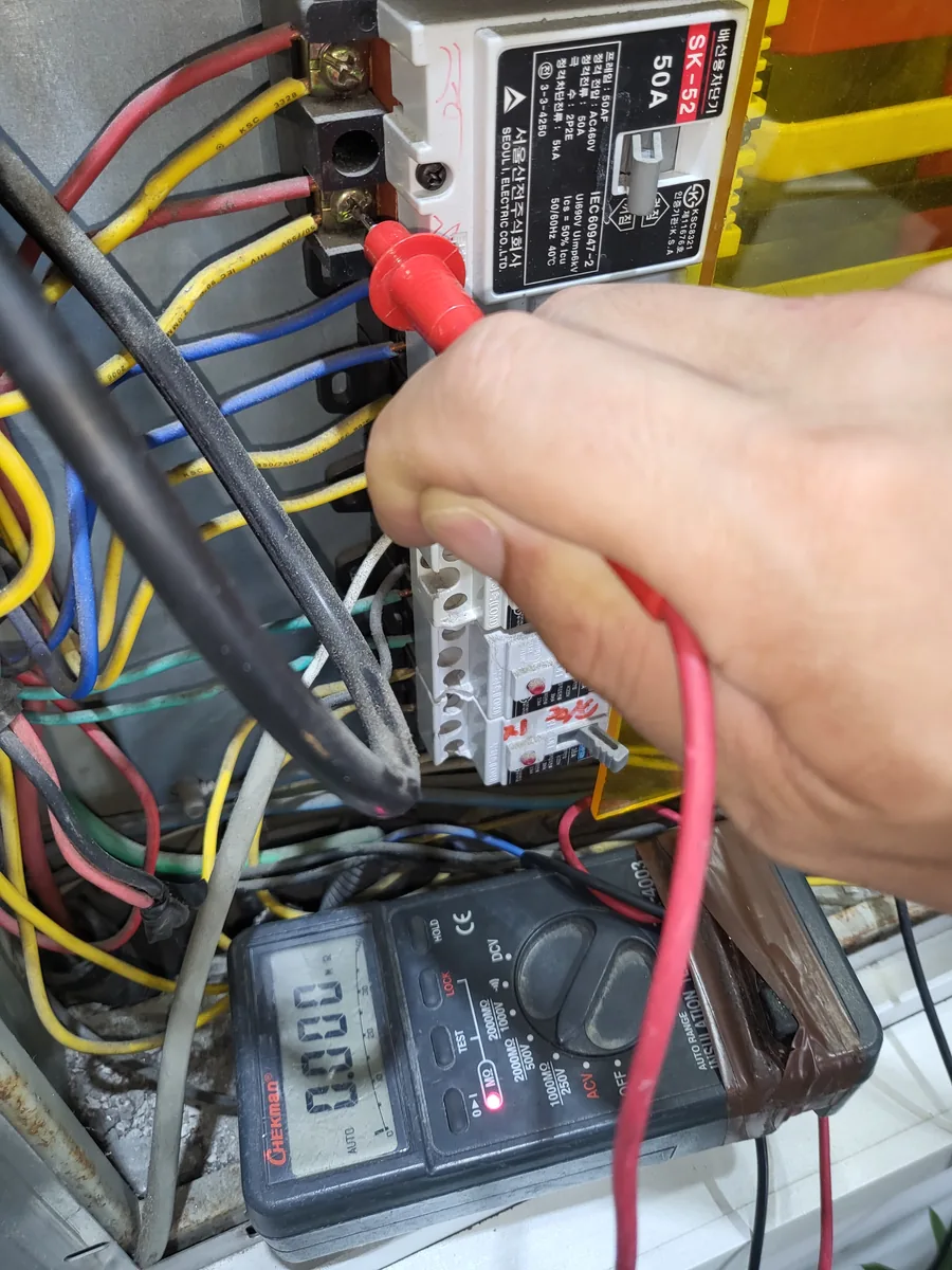 회로 연결부에 측정선을 대는 모습